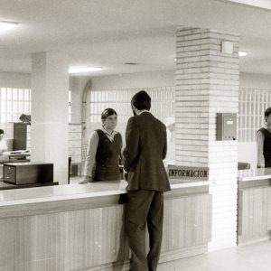 Mostrador de admisión del Hospital La Fe de Valencia en los 70. Foto: Hospital La Fe