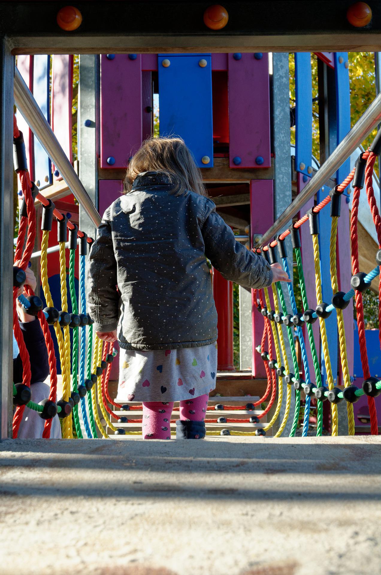 para avanzar en el tipo de organización escolar a adoptar mediante un debate racional, basado en la evidencia científica y, a la vez, que articule espacios de consenso teniendo en cuenta a los distintos actores.