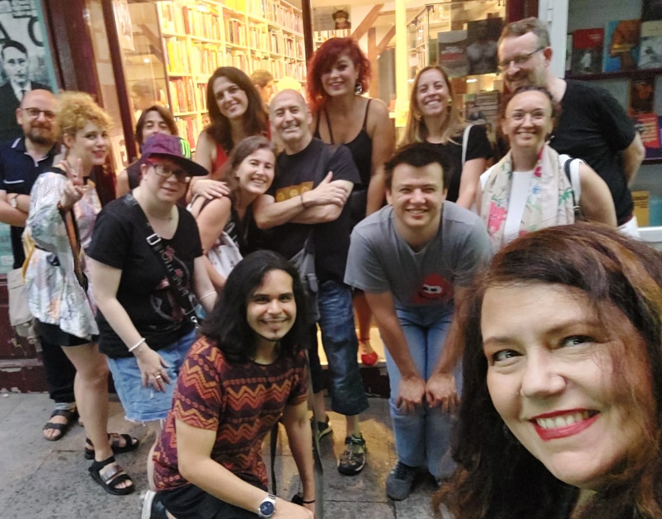 El pasado día 16 de junio se presentaba en la librería madrileña “Enclave de libros” el “Movimiento cronópico" en favor de la poesía en un acto titulado “Poesía no eres tú”.