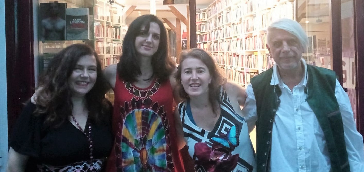 Asistentes a la salida de la presentación en la librería "Enclave de libros"