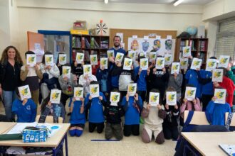 Antonio Amorós durante una charla formativa en el CEIP Santo Negro de Elda.
