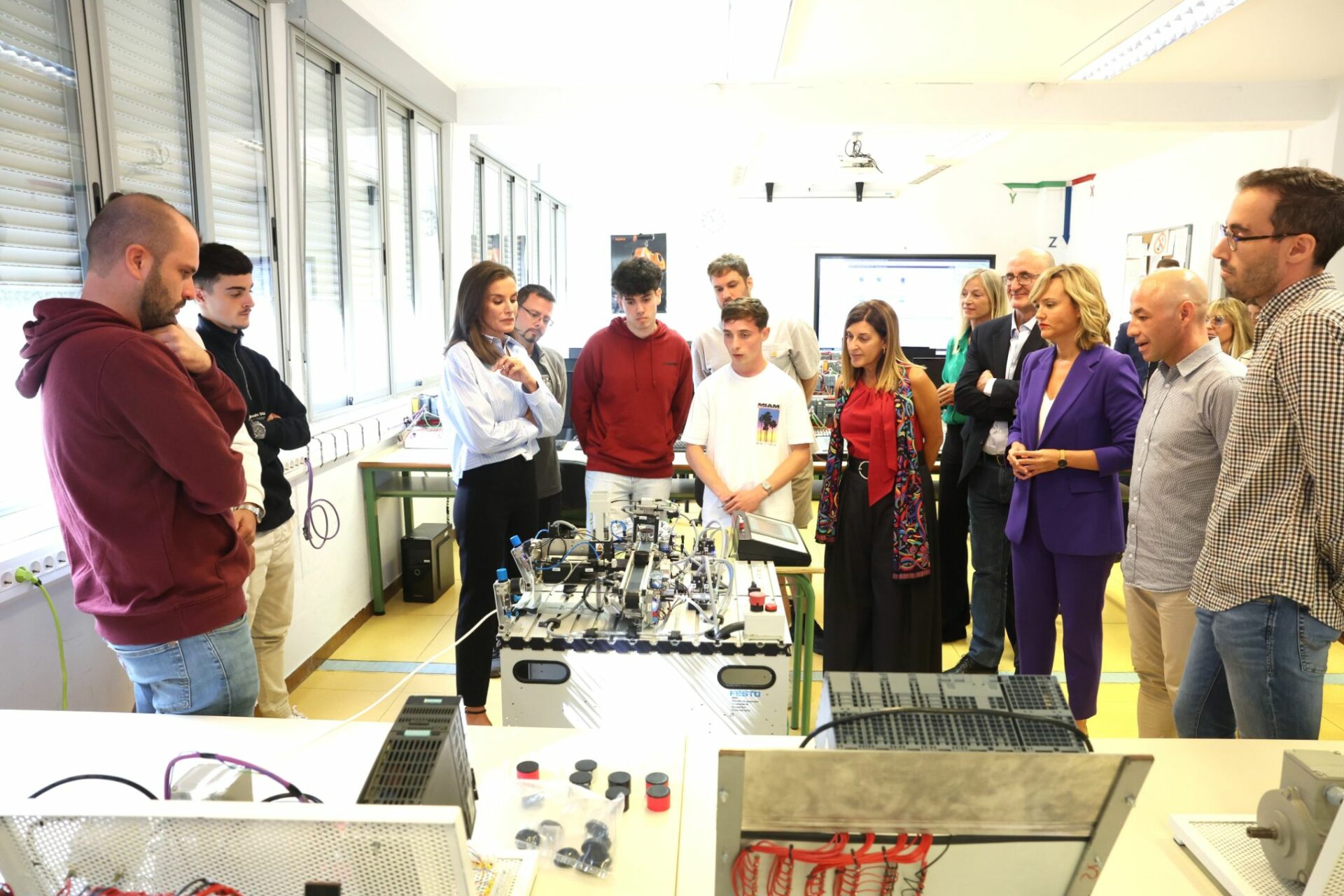 La ministra de Educación, Formación Profesional y Deportes, Pilar Alegría, ha acompañado a la Reina Letizia en la inauguración oficial del curso de FP