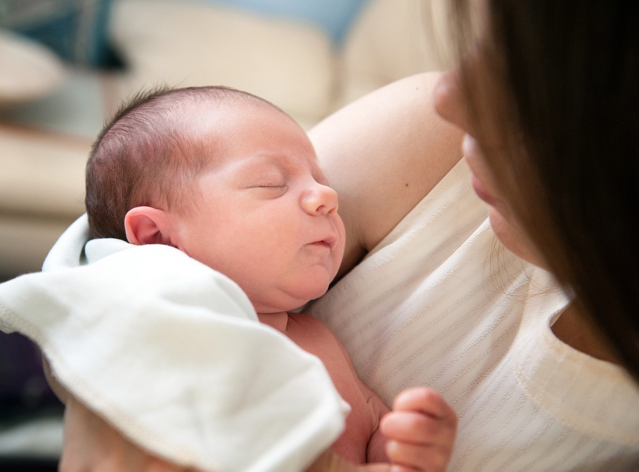 Una madre con su bebé en brazos