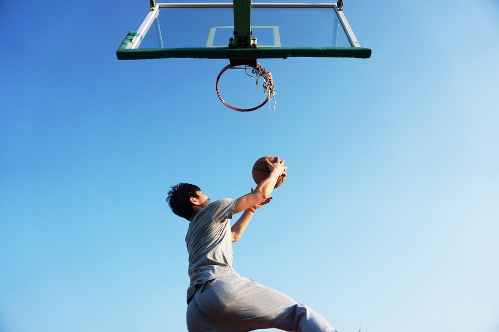 Un adolescente jugando al baloncesto