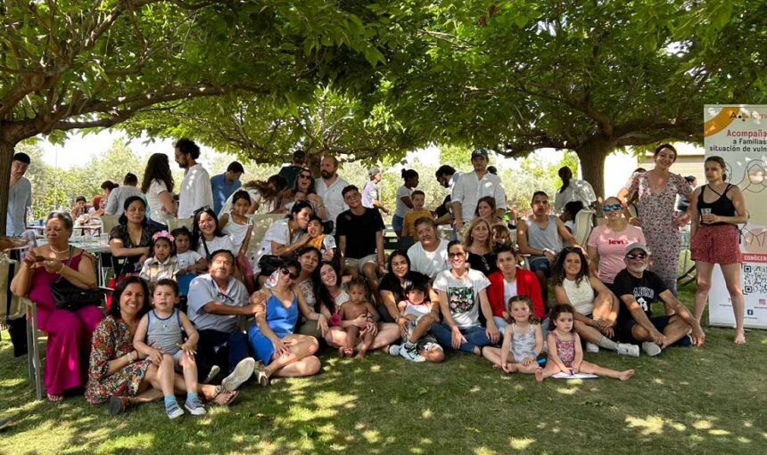 Voluntarios de A+Familias apoyando a familias vulnerables en Madrid
