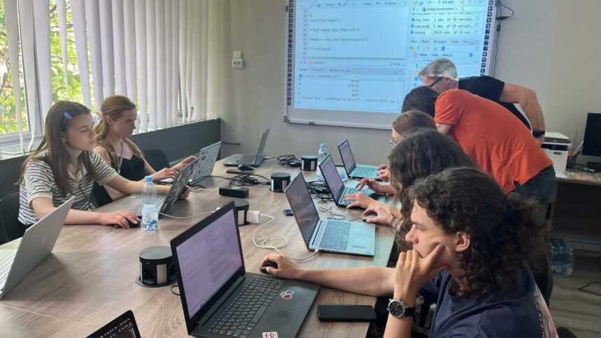 Estudiantes de la escuela de verano UBDS3 en Úzhgorod, Ucrania, en una sesión de formación
