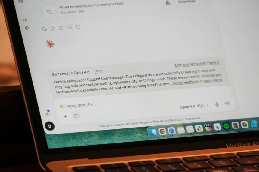 Persona utilizando un chat de inteligencia artificial