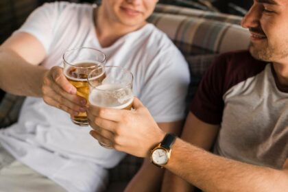 Jóvenes brindando con bebidas