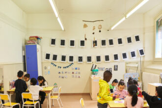 Alumnos de primaria en una actividad colaborativa en el aula