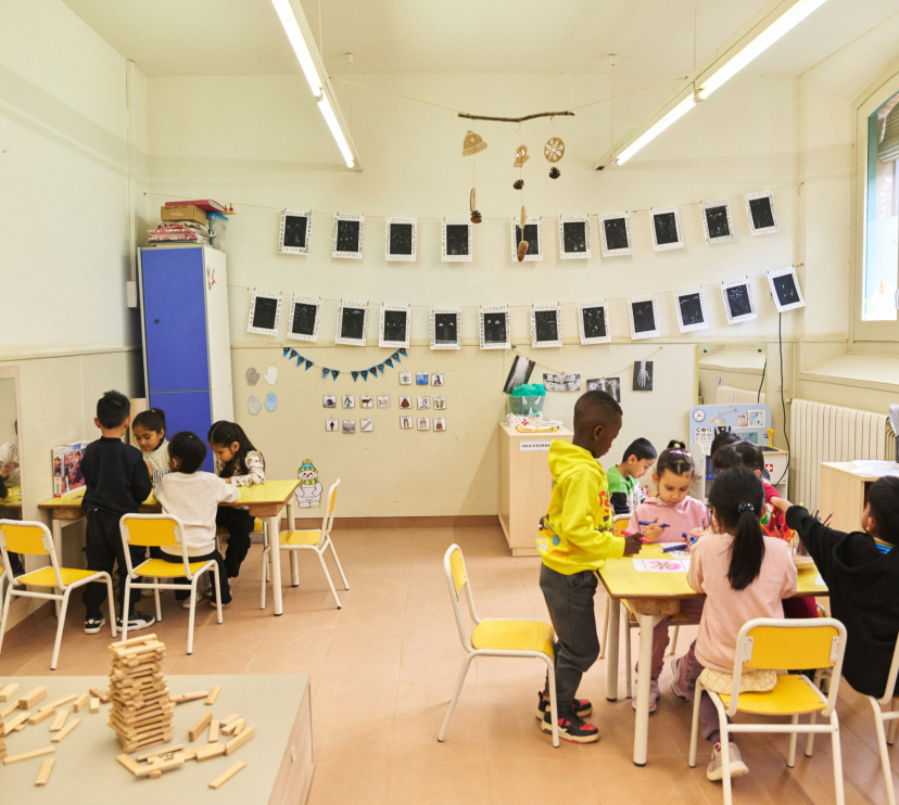 Alumnos de primaria en una actividad colaborativa en el aula