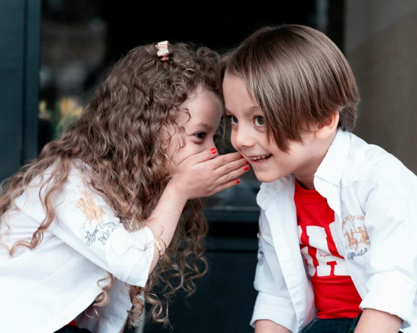 Niño pequeño aprendiendo a hablar