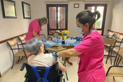 Vacunación antigripal a un niño en la Comunitat Valenciana
