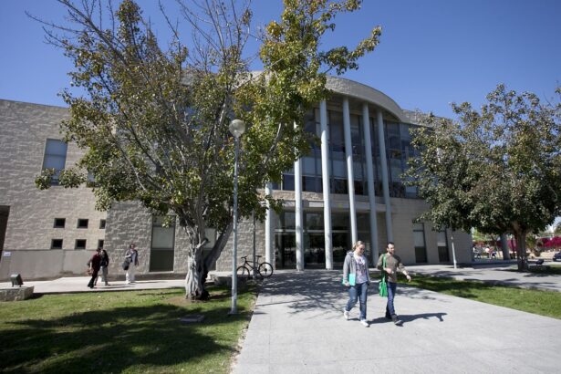 Edificio del Campus de San Juan de la UMH con estudiantes en la entrada