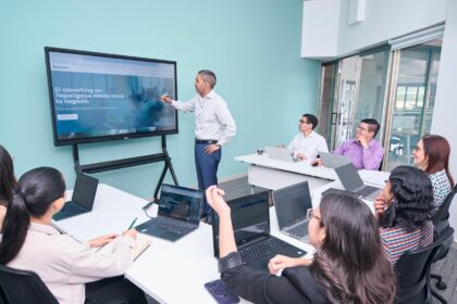 Sesión de formación en torno a una pantalla con contenidos digitales