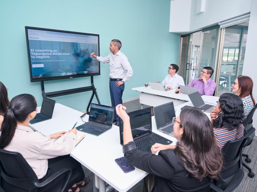 Sesión de formación en torno a una pantalla con contenidos digitales