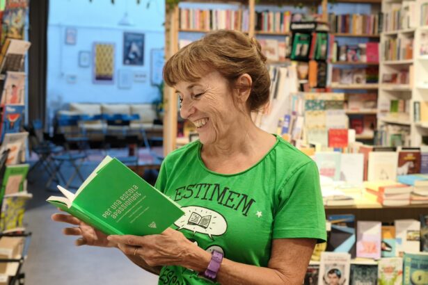 Àngels Martínez Bonafé sonríe con su libro en una librería