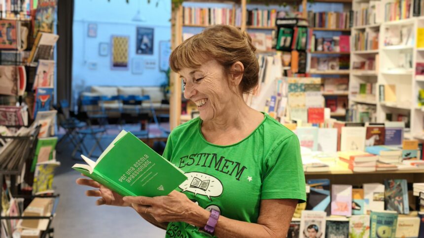 Àngels Martínez Bonafé sonríe con su libro en una librería