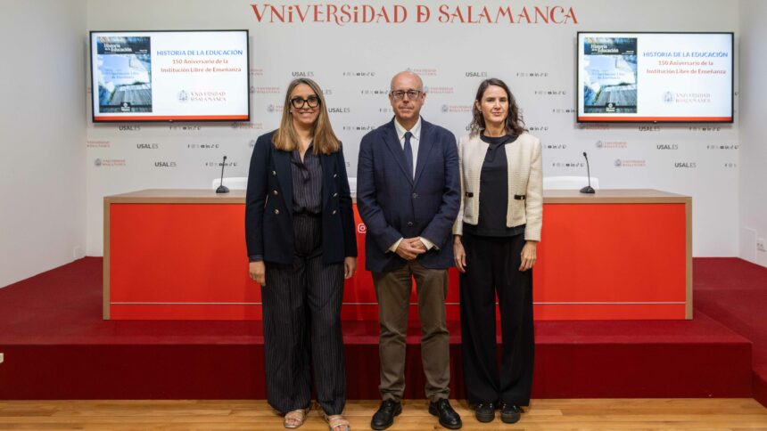 Tres personas posan en la presentación del monográfico de Historia de la Educación en la Universidad de Salamanca, con la portada de la revista en las pantallas