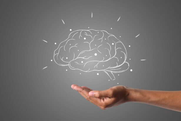 Dibujo de un cerebro con puntos y líneas luminosas sobre una mano abierta, en fondo gris