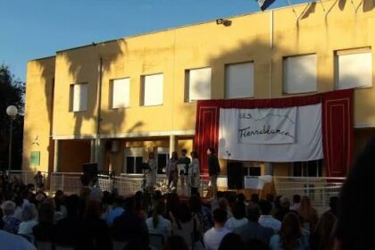 Acto al aire libre en el IES Tierrablanca de La Zarza