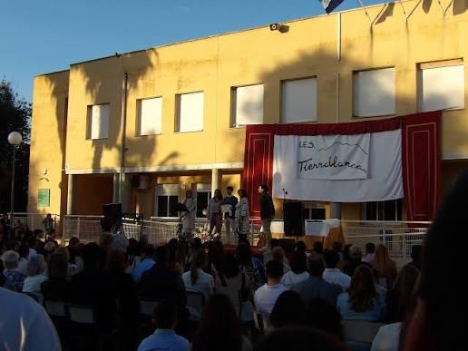 Acto al aire libre en el IES Tierrablanca de La Zarza