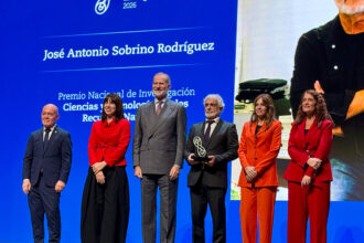 José Antonio Sobrino sostiene el Premio Nacional de Investigación junto al rey Felipe VI y otras autoridades