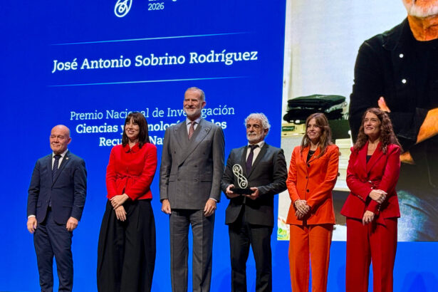 José Antonio Sobrino sostiene el Premio Nacional de Investigación junto al rey Felipe VI y otras autoridades