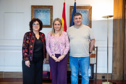 La ministra Milagros Tolón posa junto a la presidenta y el secretario general de CEAPA