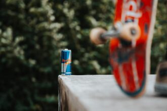 Lata de bebida energética junto a una patineta