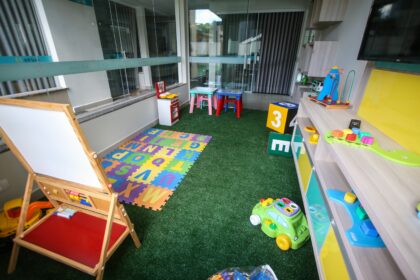 Sala de juegos infantil con juguetes y mobiliario de colores