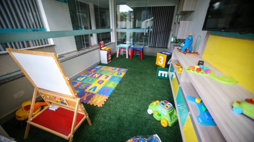 Sala de juegos infantil con juguetes y mobiliario de colores
