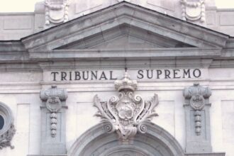 Fachada del Tribunal Supremo con su rótulo y el escudo de España
