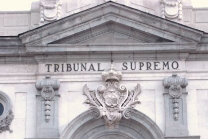 Fachada del Tribunal Supremo con su rótulo y el escudo de España