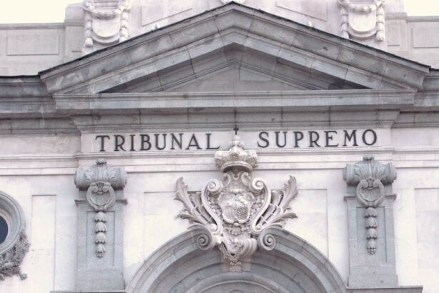 Fachada del Tribunal Supremo con su rótulo y el escudo de España