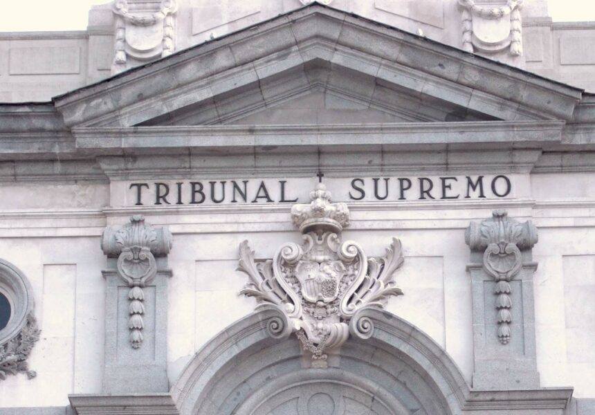 Fachada del Tribunal Supremo con su rótulo y el escudo de España