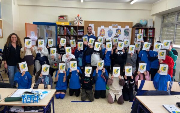 Antonio Amorós durante una charla formativa en el CEIP Santo Negro de Elda.