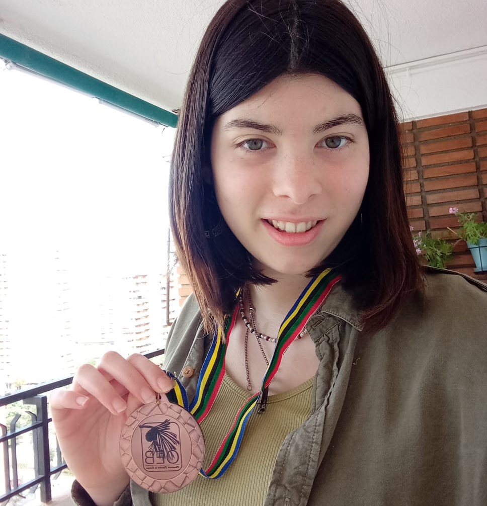 Nerea Ortolà con la medalla de bronce de la Olimpiada nacional de Biología